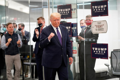 Trump intentaba dar imagen de ganador mientras Biden prefería difundir una imagen con su mano derecha, Kamala Harris.