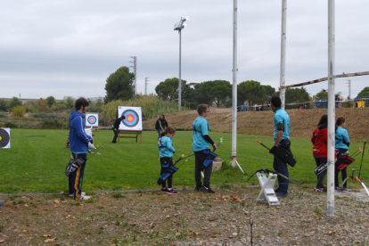 Arquers del Club Tir amb Arc Lleida entrenant-se a Puigverd.