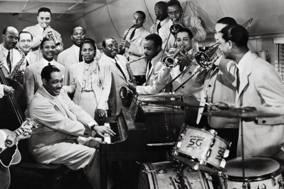 El gran Duke Ellington rodeado de una big band.