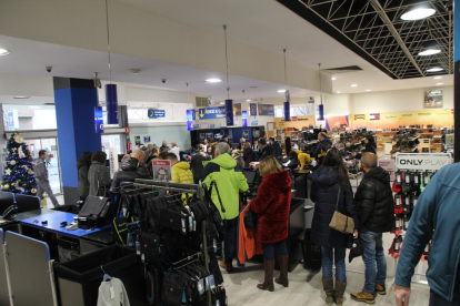 Colas de clientes haciendo las últimas compras en Unipreus.