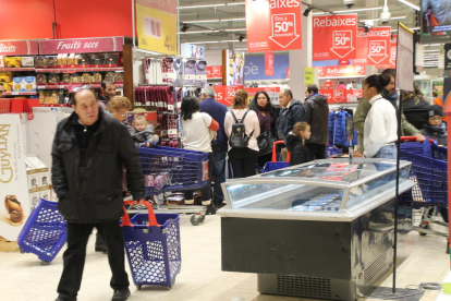 Colas de clientes haciendo las últimas compras en Unipreus.