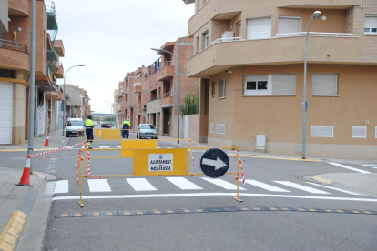 La brigada municipal, llevando a cabo trabajos en la calle Josep Casanoves. 