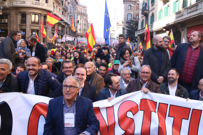 El líder del PP barcelonés, Josep Bou, se marcó un baile frente a la pancarta de la marcha de Barcelona.