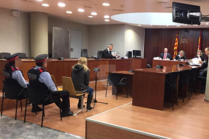 La veïna de Mollerussa, acusada d'intentar matar el seu marit, aquest dimecres en el primer dels dos dies de judici previstos a l'Audiència de Lleida.