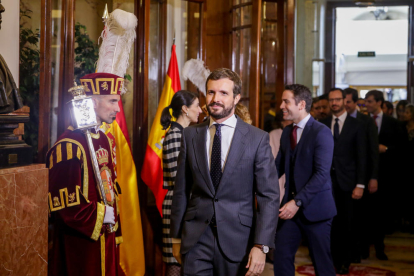 Sánchez i la presidenta del Senat, Pilar Llop, al costat de la del Congrés, Meritxell Batet, ahir, a Madrid.