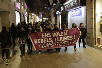 Nueva protesta para condenar la violencia machista  -  Una decena de personas participaron a última hora de la tarde de ayer en la ciudad de Lleida en la marcha que organiza la Marea Lila cada primer lunes de mes para condenar todo tipo de violenc ...