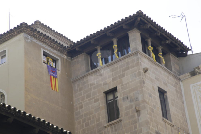 Los lazos amarillos están colocados en las ventanas del despacho del grupo municipal de la Crida-Cup que dan a la fachada del ayuntamiento de la plaza Paeria.