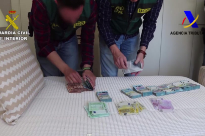 Diners confiscats en un dels escorcolls al domicili d’un dels 21 detinguts en l’operació.
