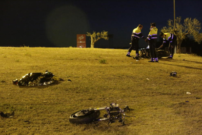 Mossos al costat de les restes de la moto, que va quedar partida en dos.