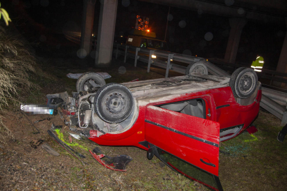 El vehículo del conductor fallecido cayó ayer por un terraplén desde la C-53 a la autovía. 