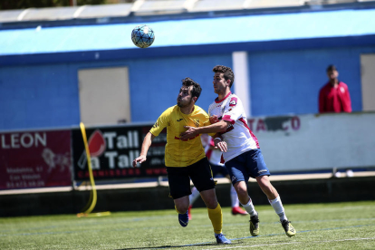 Un jugador del Mollerussa lluita per una pilota entre dos rivals, en una acció del partit d’ahir.