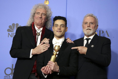 Roger Taylor (d) i Brian May (e), integrants de la banda Queen, amb Rami Malek (c), Globus d’Or al millor actor de drama per ‘Bohemian Rhapsody’.