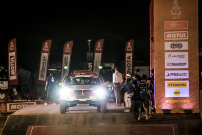Isidre Esteve en el momento de tomar la salida de la primera etapa del Dakar.