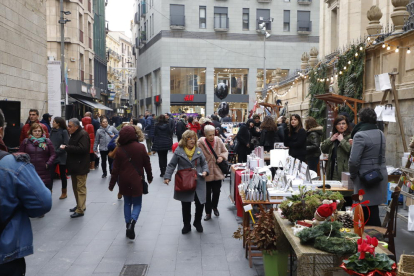 Alguns dels punts de venda de l’Slow Shop Market celebrat ahir davant la Catedral.