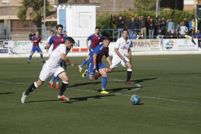 Dani Pujol, a la dreta, que va ser l’autor del gol, espera un llançament mentre un company està envoltat de jugadors del Gavà.