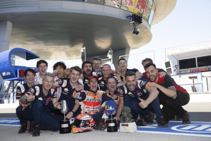 Marc Màrquez celebra su victoria en Jerez de la Frontera junto a los miembros de su equipo del Repsol Honda.