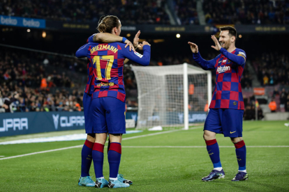Leo Messi posa junto a sus tres hijos en el césped del Camp Nou tras ofrecer el sexto Balón de Oro de su carrera a la afición.