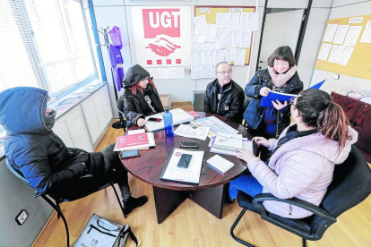Trabajadores de UGT abrigados en su sede, ubicada en el edificio de los Sindicatos, ayer. 