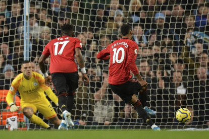 Rashford inauguró el marcador para el United transformando un penalti.