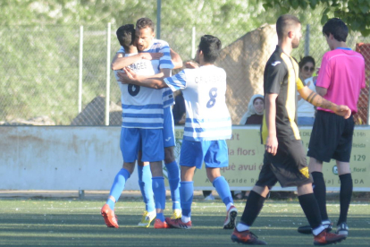 Els jugadors de l’Albagés celebren un dels gols en el partit de dissabte contra el Pardinyes B.