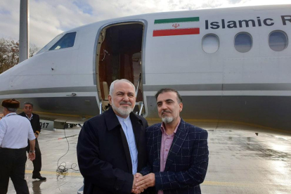 El ministro de Exteriores iraní, Mohamad Yavad Zarif, con Masud Soleimaní, liberado ayer.