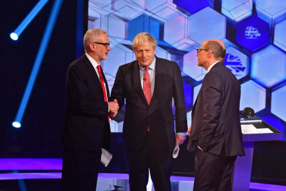 Corbyn, Johnson i el moderador de l’últim cara a cara electoral abans dels comicis de dijous.