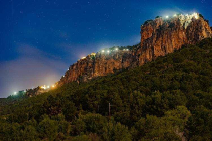 La serra de Tramuntana de Mallorca, il·luminada pels presos.