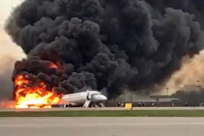 Imatge de l’avió en flames a l’aeroport de Xeremétievo.
