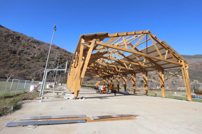 La pista polideportiva de madera de Rialp estará acabada antes de que finalice el año.