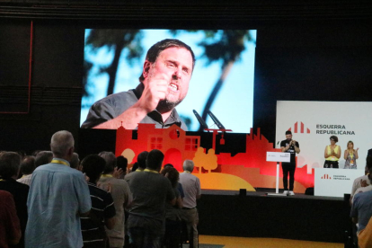 Imagen en la pantalla del presidente de ERC, Oriol Junqueras, después de que Gabriel Rufián leyera una carta suya desde d'Estremera, durante la Conferencia Nacional del partido, en La Farga de l'Hospitalet, el 30 de junio.