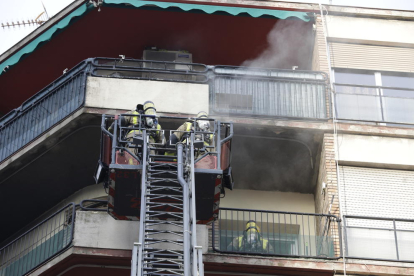 El fuego ha calcinado el recibidor de un piso de la sexta planta del edificio.