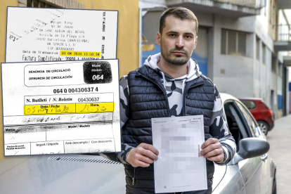 L'afectat per la multa, al costat del seu cotxe i amb el document de l'admissió de la querella.