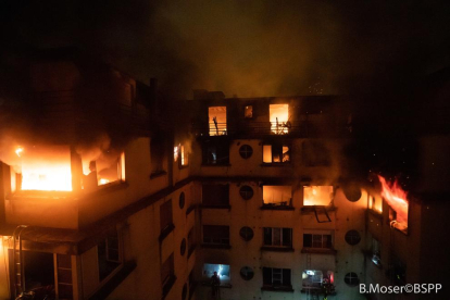 Imatge de l’edifici parisenc en flames durant les tasques d’extinció dels bombers.