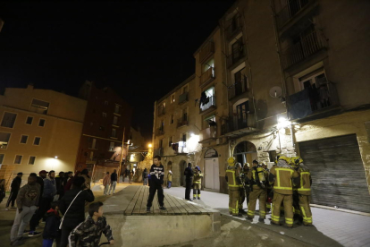 Bombers al carrer Galera després de l’explosió d’un quadre elèctric.