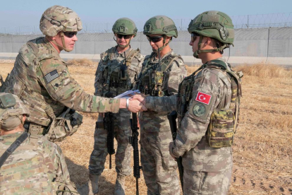 Militars nord-americans s’acomiaden a Síria dels seus homòlegs turcs.