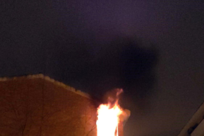Un incendi obliga a desallotjar 8 pisos d'un bloc de Mollerussa