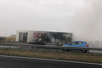 Crema un camió de paqueteria a l'A-2 a Castellnou de Seana