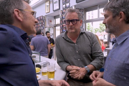 Novell (izq.) conversa con Carles Torra en un bar de Madrid.