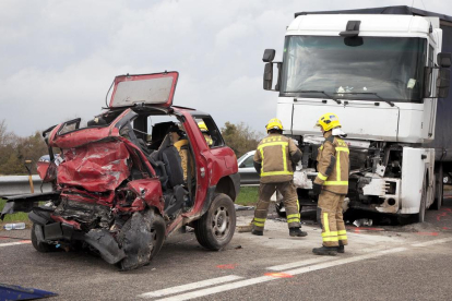 El accidente entre el coche y el camión se produjo a las 13.38 horas en la carretera B-100. 