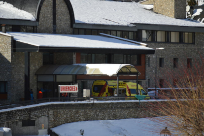 Imatge de l’exterior de la zona d’urgències de l’hospital de Vielha, on va morir el monitor d’esquí.