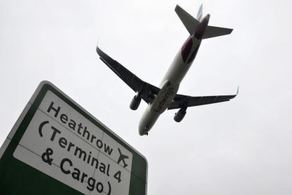 Imagen de un avión en el recinto aeroportuario de Heathrow.
