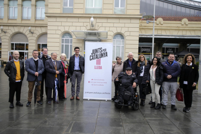 Postius y miembros de su candidatura ayer en la Estación de Renfe.