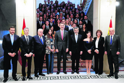 El rei Felip VI, al centre, al costat de Lesmes i els ministres de l’Interior i Justícia, entre altres.
