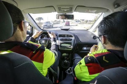 Una patrulla de un vehículo “espiell” de los Mossos  d’Esquadra en un control en Vila-sana. 