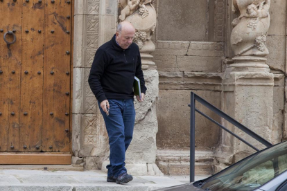 El rector Josep Maria Font, investigado por pederastia, ayer tras impartir una misa en la iglesia de Sant Martí de Maldà. 