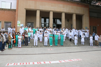 Unos sesenta profesionales del hospital Josep Trueta de Girona hicieron ayer un minuto de silencio.