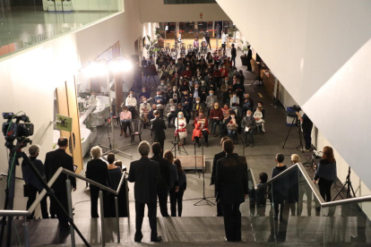 El concierto inaugural con la Coral Shalom se trasladó del exterior de la Llotja al vestíbulo del edificio.