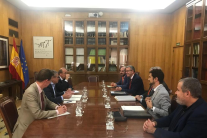 La reunión de ayer en Madrid, a la que asistieron el Síndic de Aran y el conseller de Territorio. 