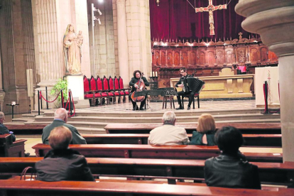 Els assistents al concert ‘AcordCello’, respectant la distància social ahir a la catedral.