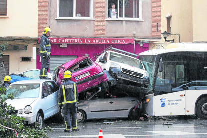 Un autobús arrolla a varios coches tras sufrir su conductor un infarto